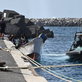 Un cayuco llega al puerto de La Restinga, a 26 de enero de 2024, en El Hierro, Santa Cruz de Tenerife, Tenerife, Canarias (España).-Europa Press Canarias