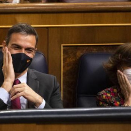 Pedro Sánchez y Carmen Calvo en sus escaños del Congreso de los Diputados. /EFE