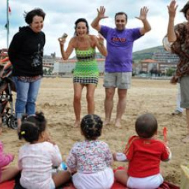  Un grupo de niños que se han criado en prisiones españolas descubren el mar por primera vez. Fotografía: Fundación Horizontes Abiertos.
