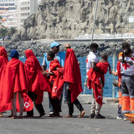  Varios migrantes son atendidos por los Servicios de Emergencias en Gran Canaria.