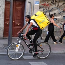  Fotografía de una repartidora de la empresa Glovo transitando en bicicleta por una calle del centro de Madrid.- Jesús Hellín / Europa Press