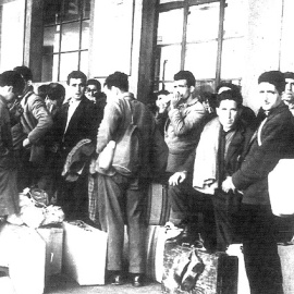 Emigrantes españoles a punto de subir al tren. Foto: Biblioteca Virtual Miguel Cervantes