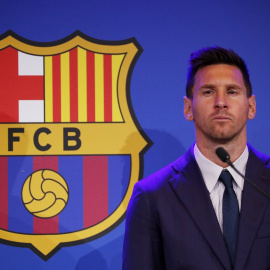 El futbolista Lionel Messi durante la rueda de prensa de despedida del FC Barcelona. REUTERS/Albert Gea