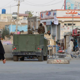  Una mujer pasa por un puesto talibán junto al aeropuerto de Kabul este 29 de agosto. EFE/EPA/STRINGER