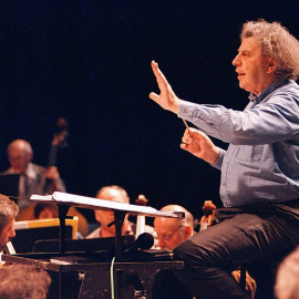 Fotografía de 1997 del compositor griego Mikis Theodorakis, en el ensayo de un concierto en Macedonia. REUTERS/Stringer