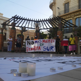  Alrededor de medio centenar de personas han recordado con una concentración y varios minutos de silencio a las víctimas de la tragedia del 24-J en Melilla.- EFE/ Paqui Sánchez