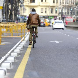  Un ciclista en la ciudad de Valencia.- EFE
