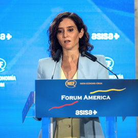  La presidenta de la Comunidad de Madrid, Isabel Díaz Ayuso, presenta la conferencia-coloquio de la tribuna Fórum América en la que ha participado el presidente de Colombia, Iván Duque. EFE/ Rodrigo Jiménez