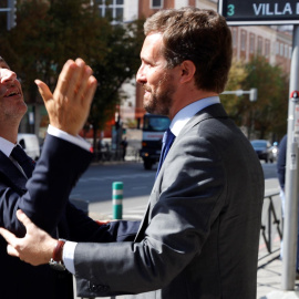  El líder del PP, Pablo Casado (d) saluda al expresidente francés Nicolás Sarkozy (i) antes de participar en la mesa sobre "La sociedad abierta y sus enemigos" en la tercera jornada de la convención nacional del Partido Popular, este miércoles en Mad