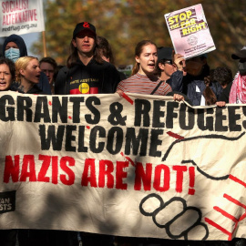 Activistas de derechos humanos protestan en oposición a una manifestación para detener la inmigración organizada por la Red Nacional Socialista frente a la Casa del Parlamento en Melbourne el 13 de mayo de 2023.
Martín KEEP / AFP
