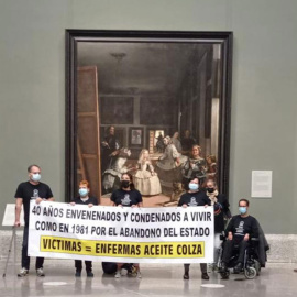  Seis personas víctimas de la colza con una pancarta en la que se lee: '40 años envenenados y condenados a vivir como en 1981 por el abandono del Estado', frente al cuadro de Las Meninas, en la sala 12 del Museo del Prado, a 19 de octubre de 2021, en Ma
