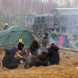  Una imagen distribuida por la agencia de noticias BelTA muestra a los migrantes en su campamento en la frontera entre Bielorrusia y Polonia en la región de Grodno, Bielorrusia, el 10 de noviembre de 2021.- EFE