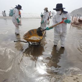  Trabajos de limpieza en playa Cavero, Ventanilla (Perú), tras el derrame de 6.000 barriles (159 litros cada uno) de petróleo durante la descarga de un camión cisterna en la refinería La Pampilla.- Gian Masko/dpa