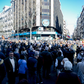  Varias personas se manifiestan para apoyar a Díaz Ayuso, en la sede del Partido Popular, a 20 de febrero de 2022, en Madrid (España).- EUROPA PRESS