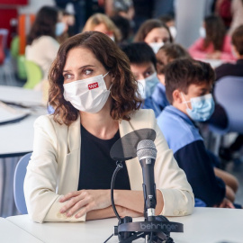 Isabel Díaz Ayuso durante una visita a un centro escolar.
