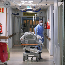  Sanitarios en un hospital de Cremona, Italia.- EFE/EPA/FILIPPO VENEZIA
