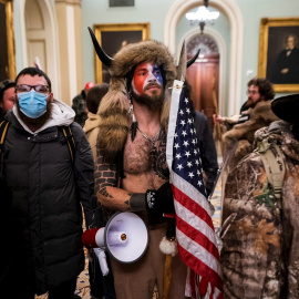  06/01/21, Manifestantes en el interior del Capitolio.- EFE