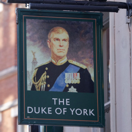 Un retrato del príncipe Andrew en una calle de Londres. REUTERS/John Sibley