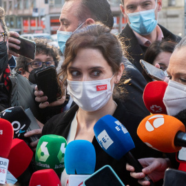  La presidenta de la Comunidad de Madrid, Isabel Díaz Ayuso, ofrece declaraciones a los medios, a su llegada a la sede del partido en la calle Génova, para asistir a la reunión del Comité Ejecutivo Nacional del Partido Popular, a 15 de febrero de 2022