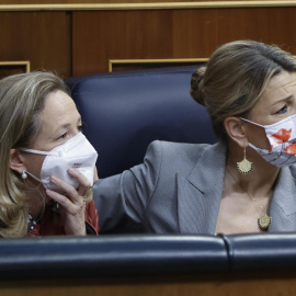  Las ministras de Asuntos Económicos y Transformación Digital, Nadia Calviño, y de Trabajo, Yolanda Díaz, asisten a la sesión de control al Gobierno, este miércoles, en el Congreso de los Diputados. EFE/Mariscal