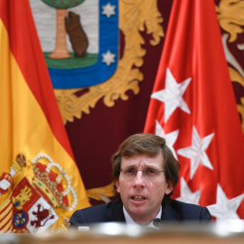  El alcalde de Madrid, José Luis Martínez-Almeida, durante la rueda de prensa celebrada este jueves en la Junta Municipal de Vallecas en Madrid.- EFE/Víctor Lerena.