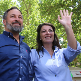  El presidente de Vox, Santiago Abascal, junto con la candidata de Vox a la presidencia de Andalucía, Macarena Olana, durante un acto de precampaña electoral celebrado este sábado en la plaza del Campillo en Granada. EFE/ Pepe Torres