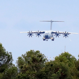  Uno de los aviones del ejército del Aire a su llegada a la base aérea de Los Llanos para recoger el cargamento de armas que enviarán a Ucrania.- Luis Vizcaíno / Europa Press