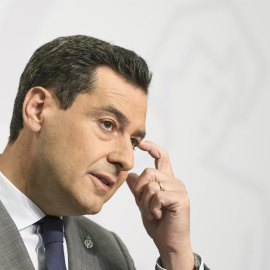  El presidente de la Junta de Andalucía, Juanma Moreno, durante su comparecencia hoy lunes en el Palacio de San Telmo en Sevilla para anunciar el nuevo gobierno que le acompañará durante esta legislatura, en la que tiene mayoría absoluta, lo que le pe