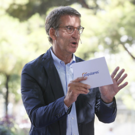 El presidente del PP, Alberto Núñez Feijóo, durante la clausura de un acto sobre el nuevo curso escolar, en Zaragoza. EFE/ Javier Cebollada
