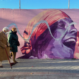  Dos personas pasan delante de El mural feminista de Ciudad Lineal, a 7 de enero de 2022, en Madrid (España). - EUROPA PRESS