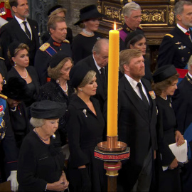Captura de video de los reyes de España, Felipe VI y Letizia, junto a los eméritos, Juan Carlos y Sofía, en el funeral de Isabel II en la abadía de Westminster, en Londres. EFE/RTVE