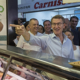 l presidente del Partido Popular, Alberto Núñez Feijóo, durante su visita al Mercado Pere Garau en Palma de Mallorca junto a la presidenta del partido en Baleares, Marga Prohens, este martes. EFE/ Atienza