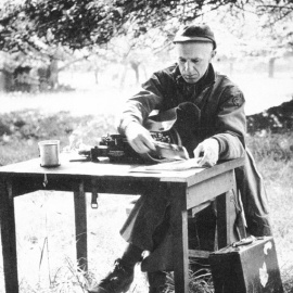  Ernie Pyle en Normandía. (Crédito de la fotografía: Universidad de Indiana)