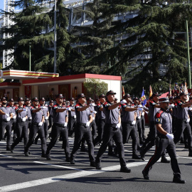  Miembros de diversos cuerpos y fuerzas de seguridad del Estado participan en el desfile del Día de la Fiesta Nacional este miércoles en Madrid. /Rodrigo Jiménez (EFE)