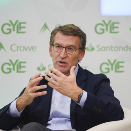 El presidente del PP, Alberto Núñez Feijóo, participa en el Global Youth Leadership Forum, en el Palacio de la Magdalena, Santander. EFE/Pedro Puente Hoyos