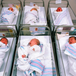 Bebés recién nacidos en sus cunas.