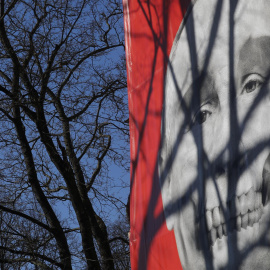  Un cartel del presidente ruso Putin con una mandíbula de cráneo esquelético se muestra en la fachada del Museo de Historia Médica que construye una acción de protesta frente a la Embajada de Rusia en Riga, Letonia, el 17 de marzo de 2022.- EFE