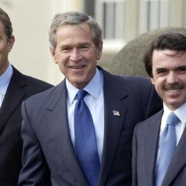  Blair, Bush y Aznar, en el aeropuerto de la isla de Terceira, en las Azores, antes de la cumbre donde se decidió la invasión de Irak, el 16 de marzo del 2003. /REUTERS / HARRY PAGE