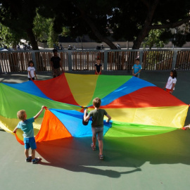 Un grup d'infants fent activitats d'educació en el lleure.