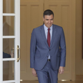 El president del Govern espanyol, Pedro Sánchez, surt a rebre el primer ministre de Letònia, Arturs Krisjanis Karins, a l'arribar al Palau de la Moncloa, aquest dilluns, a Madrid. EFE/ Emilio Taronger