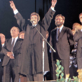  Pasqual Maragall, davant la resta d'autoritats, celebra la designació de Barcelona com a seu olímpica.