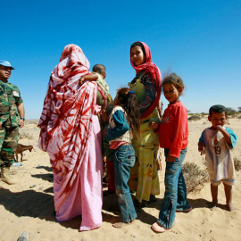  Un miembro de Minurso, la misión internacional de la ONU para el Sáhara Occidental, charla con un grupo de refugiados de la antigua colonia española. /un.org