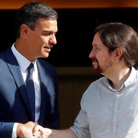 El presidente de Gobierno, Pedro Sánchez, saluda al secretario general de Podemos, Pablo Iglesias, a la entrada del Palacio de la Moncloa. EFE