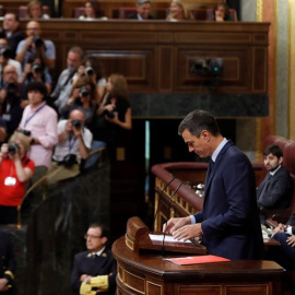 El candidato socialista, Pedro Sánchez, durante la segunda y definitiva votación de investidura en el pleno del Congreso de los Diputados. EFE/Emilio Naranjo