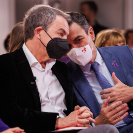  Imatge d'arxiu. Pedro Sánchez dialoga amb Zapatero en un acte amb motiu del 25-N.- Alejandro Martínez Vélez / Europa Press