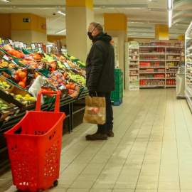 Un home en un supermercat. — Ricardo Rubio / EUROPA PRESS