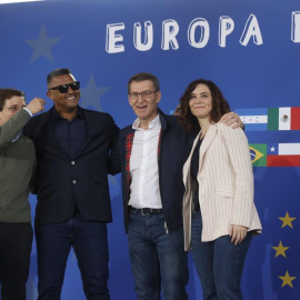  Feijóo, Ayuso, Martínez-Almeida y el cantante dominicano Henry Méndez, el pasado sábado. EFE/Juan Carlos Hidalgo