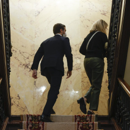 l líder del Partido Popular, Pablo Casado (c), abandona el hemiciclo tras una breve intervención en la sesión de control al Gobierno, este miércoles, en el Congreso de los Diputados. EFE/Chema Moya