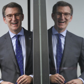 El presidente de la Xunta de Galicia y candidato a la presidencia del PP, Alberto Núñez Feijóo, tras ofrecer una rueda de prensa después de presentar los avales necesarios para formalizar su candidatura en la sede del partido, en Madrid. EFE/David Fer