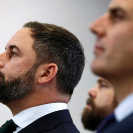 El presidente de Vox, Santiago Abascal, con el secretario general del partido ultraderechista, Javier Ortega Smith, y su portavoz parlamentario, Iván Espinosa de los Monteros, en una rueda de prensa en el Congreso de los Diputados. EFE/Mariscal